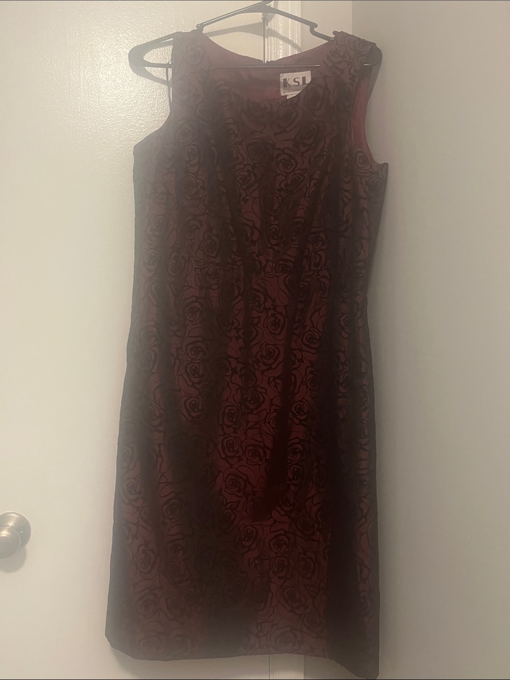 Women's Sleeveless Rose-Pattern Sheath Dress in Burgundy